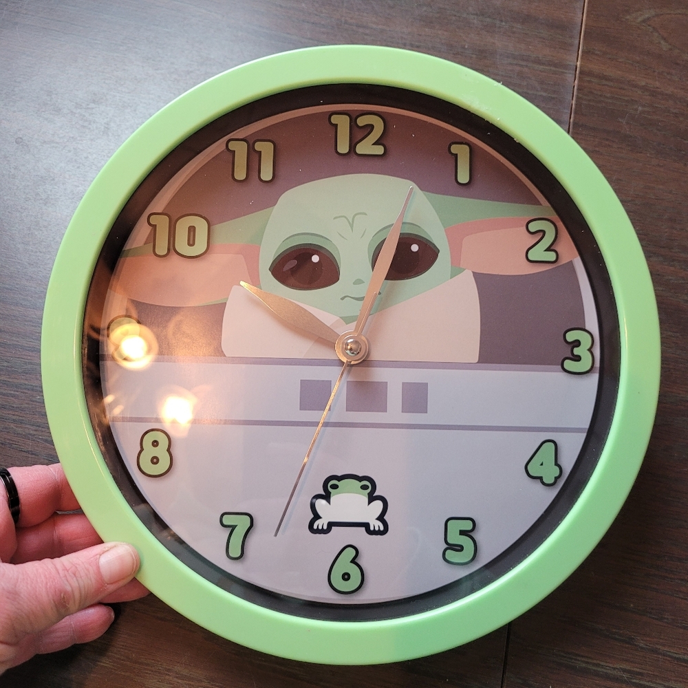 STAR WARS MANDALORIAN BABY YODA WALL CLOCK - Analog Battery Operated